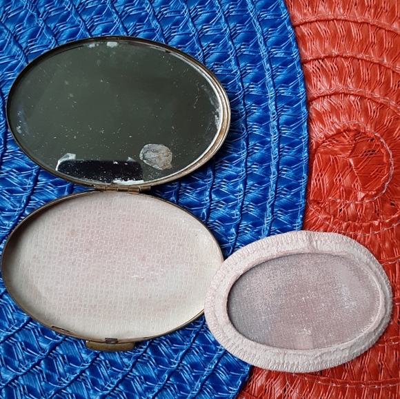 Rare Vintage Gilt Makeup Powder Puff Compact/with Multiple Color Stones - Picture 8 of 16